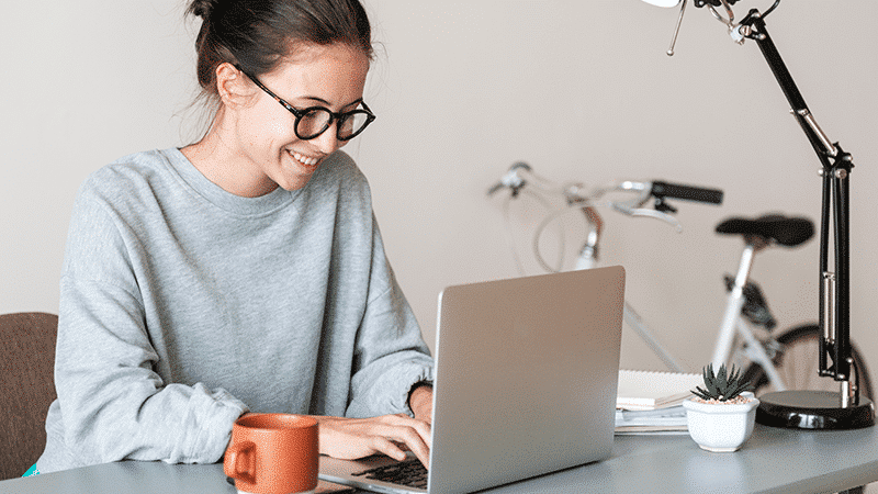 femme télétravail france suisse