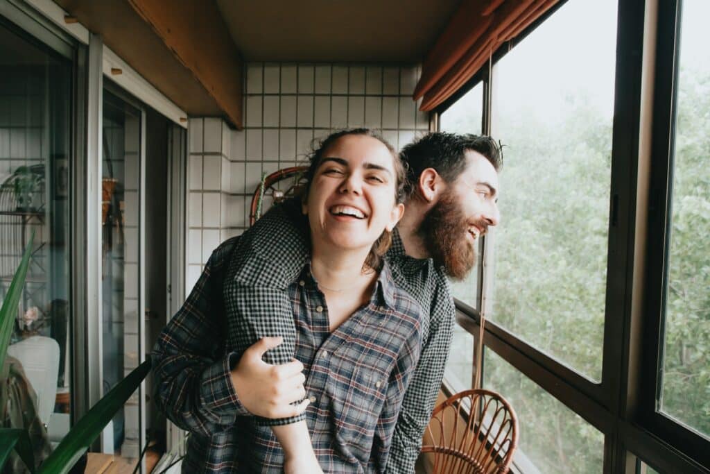 Couple heureux sur une terrasse