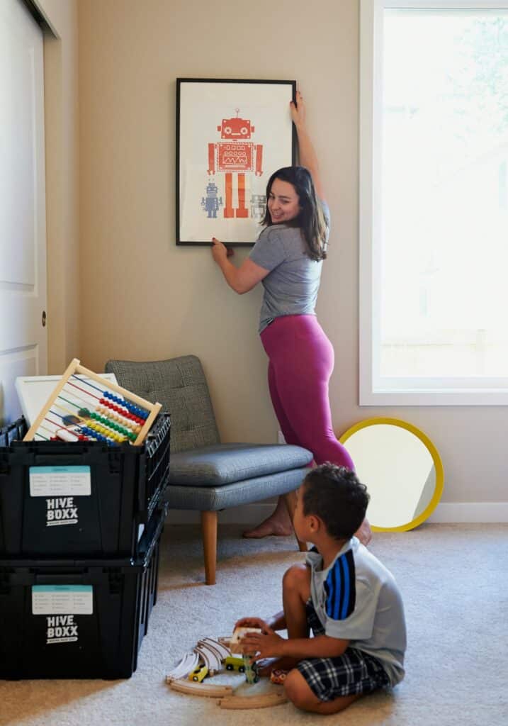 Mère et son fils entrain d'emménager.