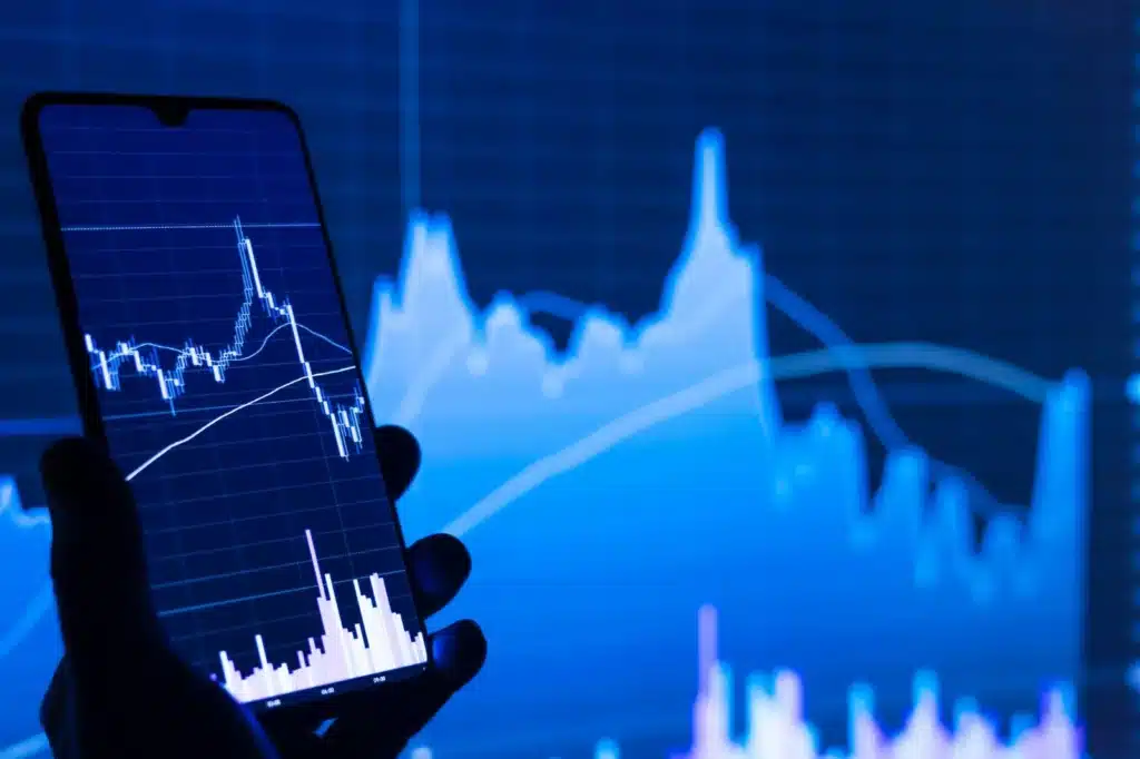 Graphiques de marché financier affichés sur un smartphone